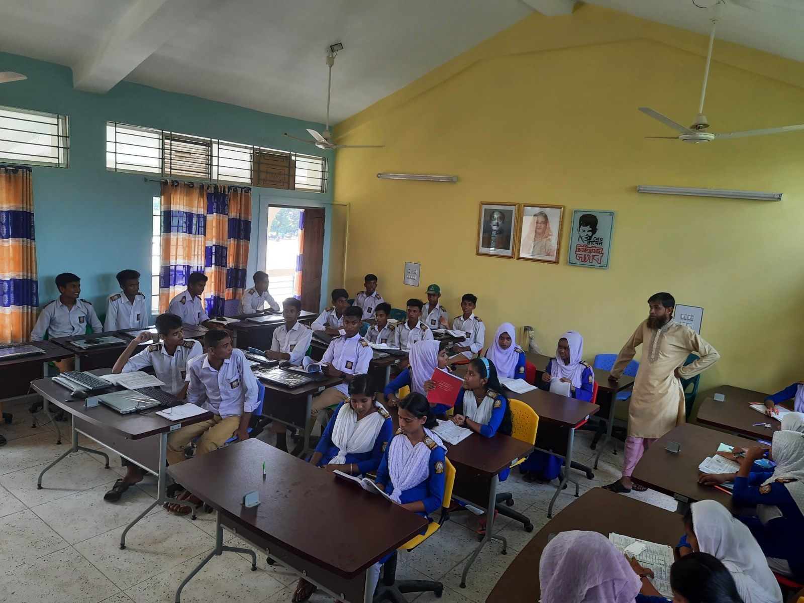 প্রযুক্তি নির্ভর আধুনিক শিক্ষাদান ও অনুশীলন